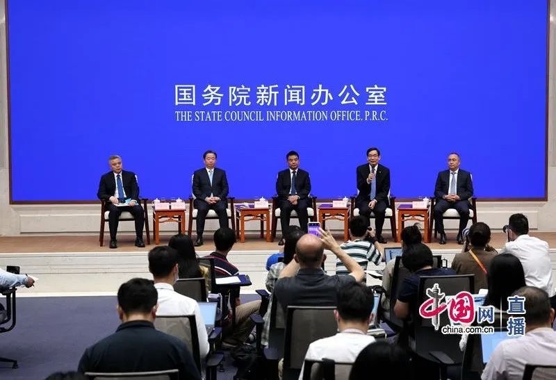 中外记者晤面会上，，，，周育先谈怎样弘扬企业家精神